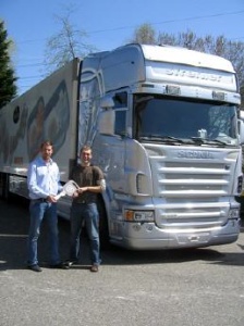Sandro Strehler (re.)
darf aus den Händen von Martin Bodmer seinen Schlüssel für den neuen Scania R560 LA 4x2 in Empfang nehmen.